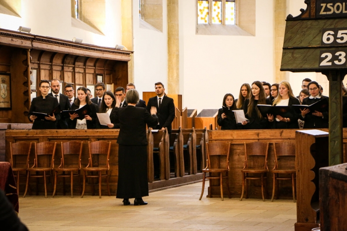 A KPTI kórusának szolgálata az évnyitó ünnepélyen