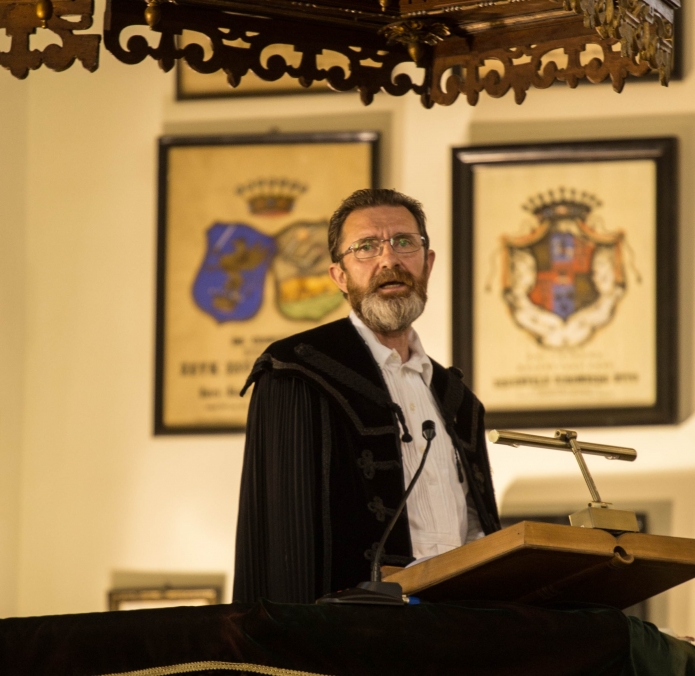 Liturgiai szolgálatot végez Buzogány Dezső, a végzős évfolyam felelőse