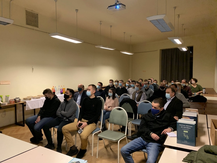 A könyvest hallgatósága a KPTI hallgatói, volt hallgatói és tanárai