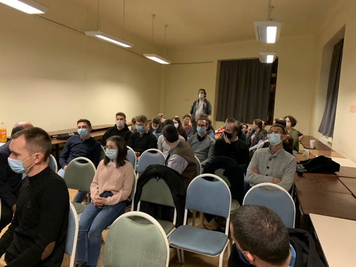 A bemutatott szakkönyv sok kérdést felvet. Nem hagyhatjuk szó nélkül. Pop Titus kérdez