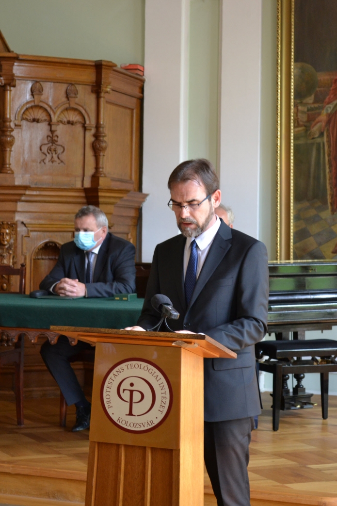 Kolumbán Vilmos József laudációt mond