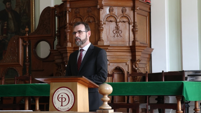 Kolumbán Vilmos József rektor köszönti az Adorjáni Zoltán tiszteletére egybegyűlteket