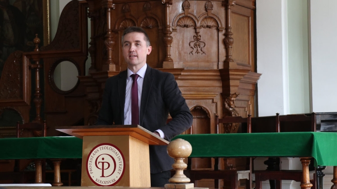 Balogh Csaba az ünnepelt Adorjáni Zoltán munkásságát méltatja és bemutatja a tiszteletére készült ünnepi kötetet