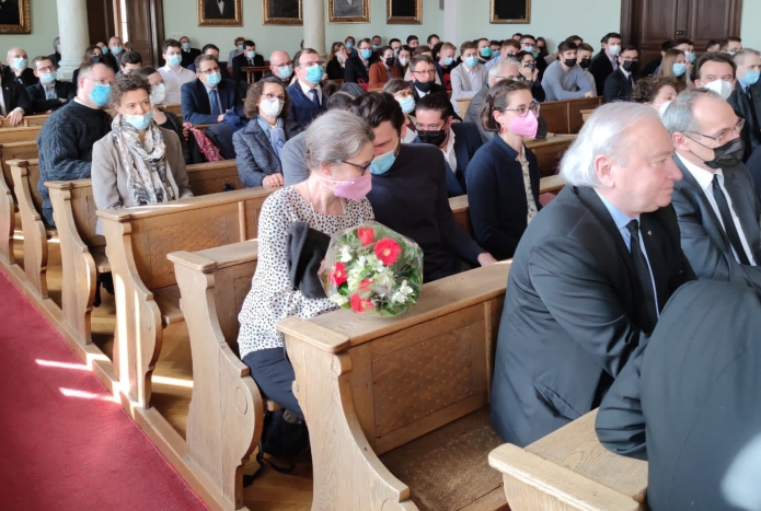 Az ünnepelt hátterében