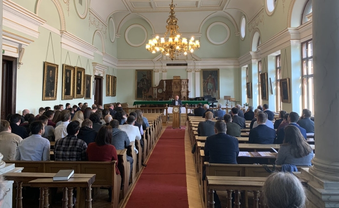 Visky S. Béla köszönti a Tavaszy-konferencia résztvevőit