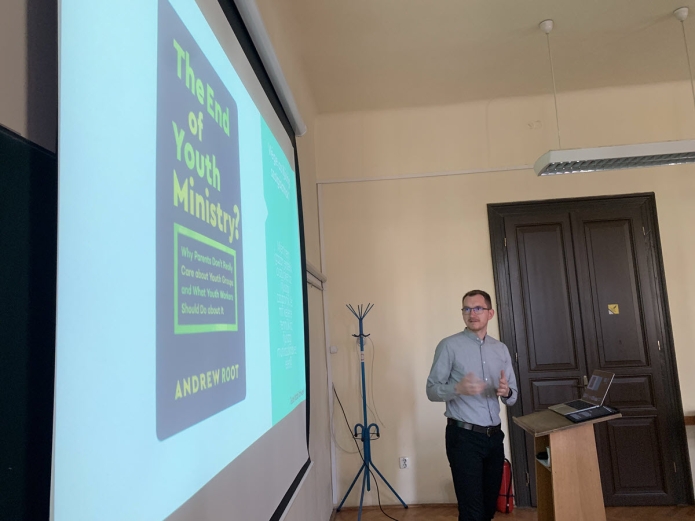 Gecse Krisztián az ifjúsági munkáról tart könyvbemutatót