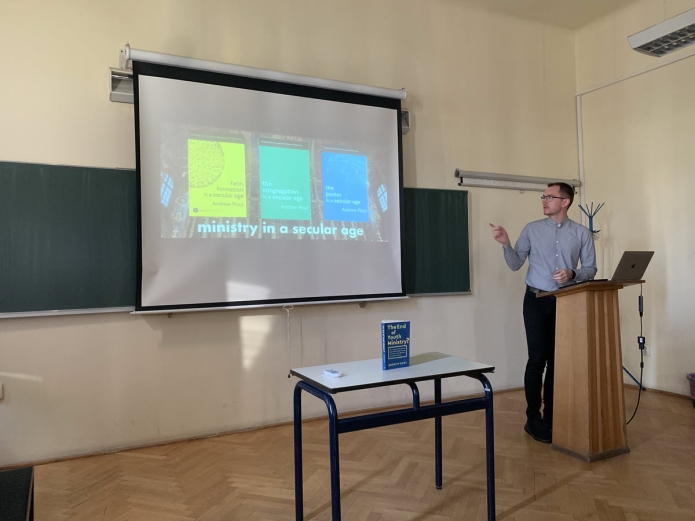 Gecse Krisztián az ifjúsági munkáról tart könyvbemutatót