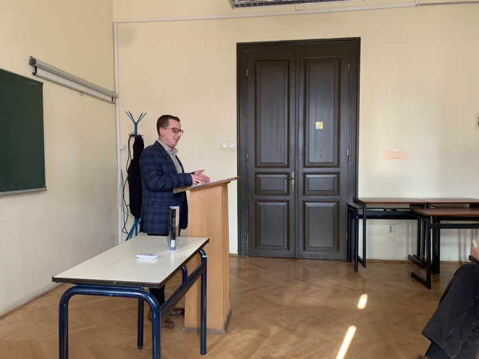 Ilkei Lóránd a comma iohanneumról tart előadást