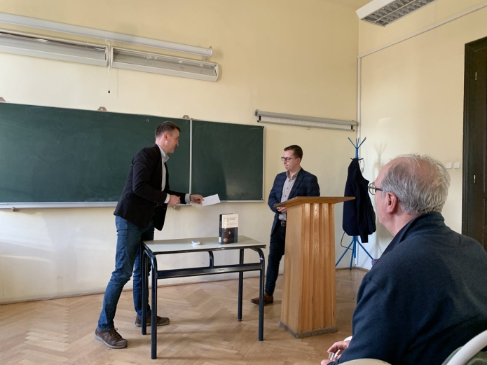 Ilkei Lóránd átveszi a bemutatóért és a publikáció előkészítéséért járó könyvutalványt