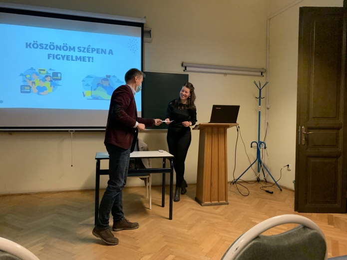 Nagy Eszter átveszi a könyvutalványt