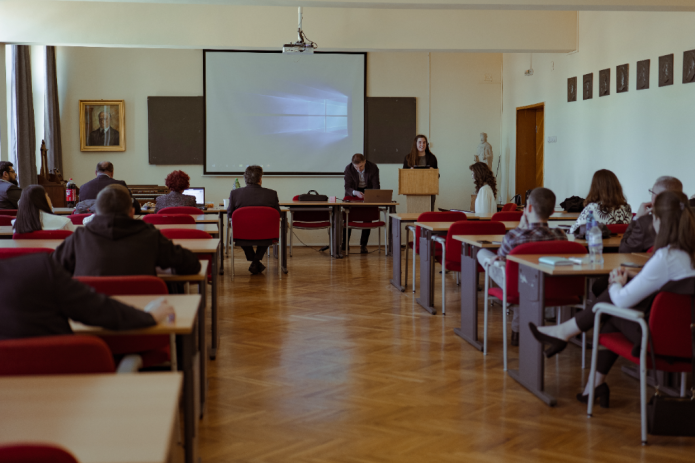 A tehetséggondozási nap programját ismerteti Bíró Beatrix