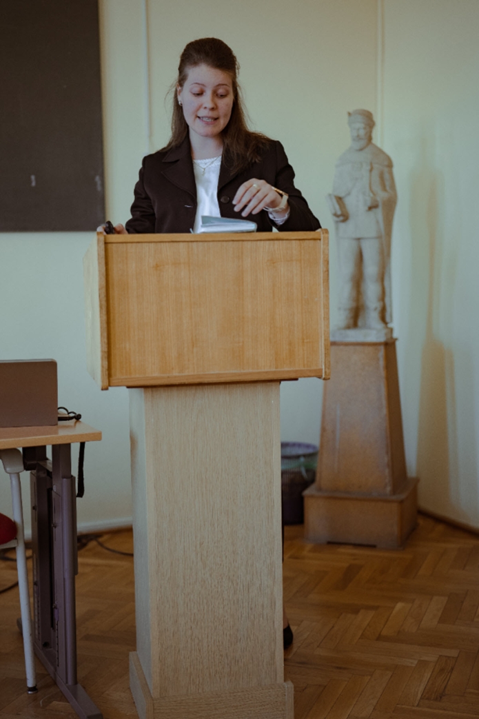 Nagy Eszter előadást tart a 25. ETDK keretében