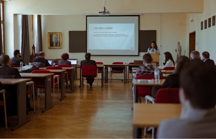 Éles Éva előadást tart a 25. ETDK keretében