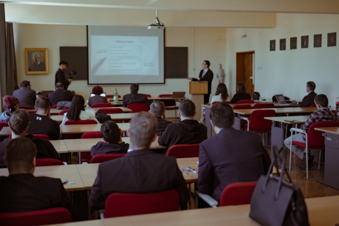 Ambrus Mózes előadást tart a 25. ETDK keretében