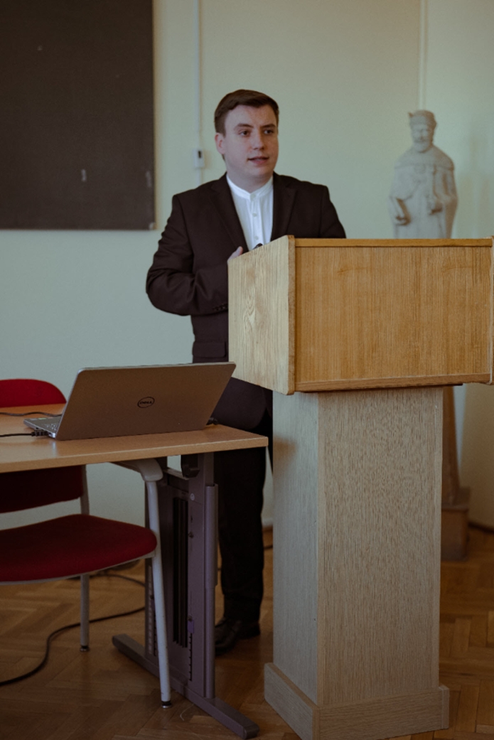 Balás Zoltán előadást tart a 25. ETDK keretében