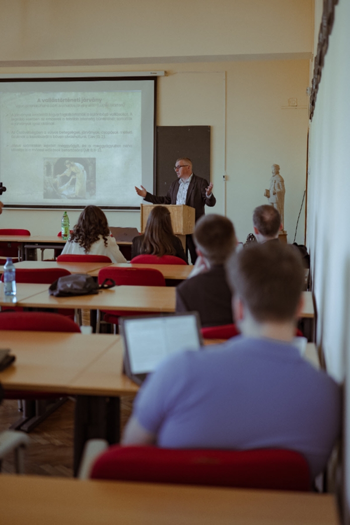 Hover Zsolt (BBTE RTK) előadást tart a 25. ETDK keretében