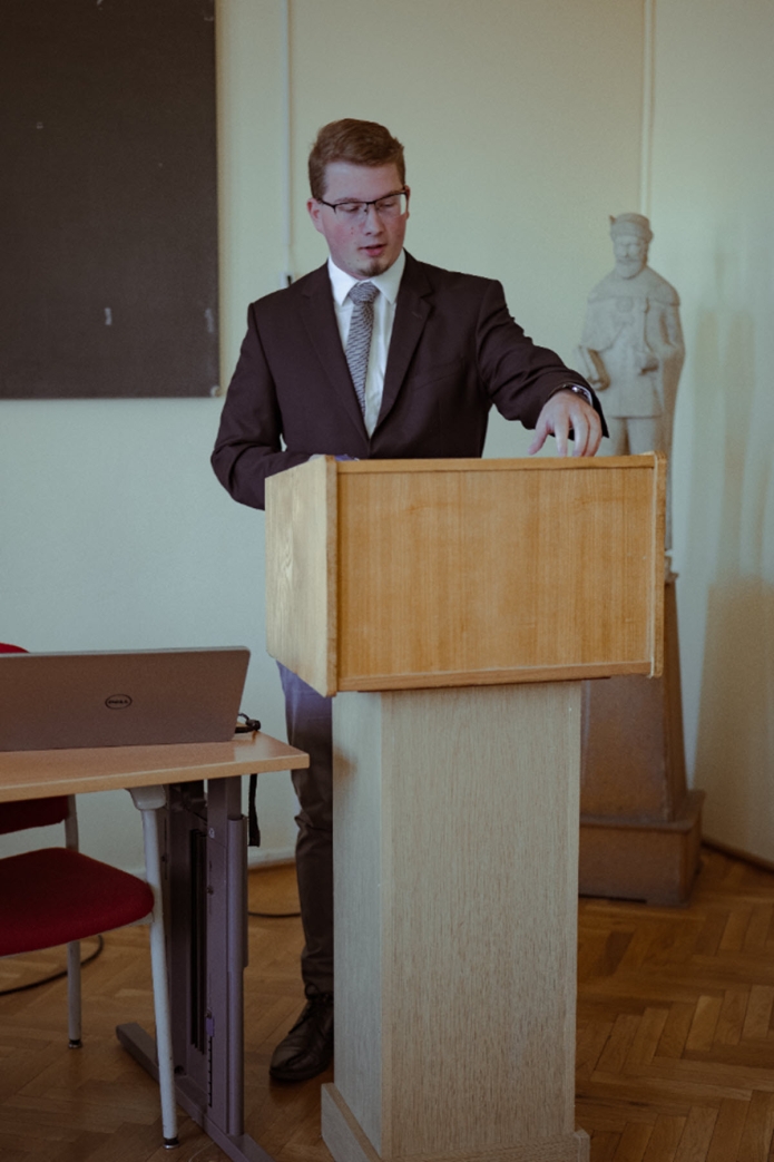 Jónás Norbert előadást tart a 25. ETDK keretében