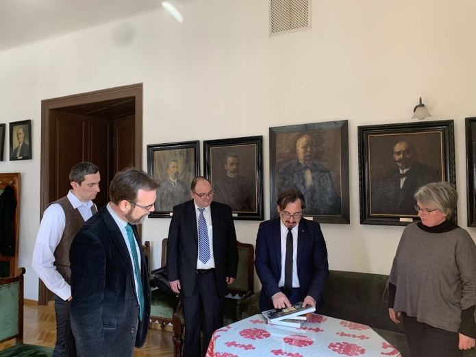 Gerhard Servatius-Depner könyveket adományoz a KPTI könyvtárának