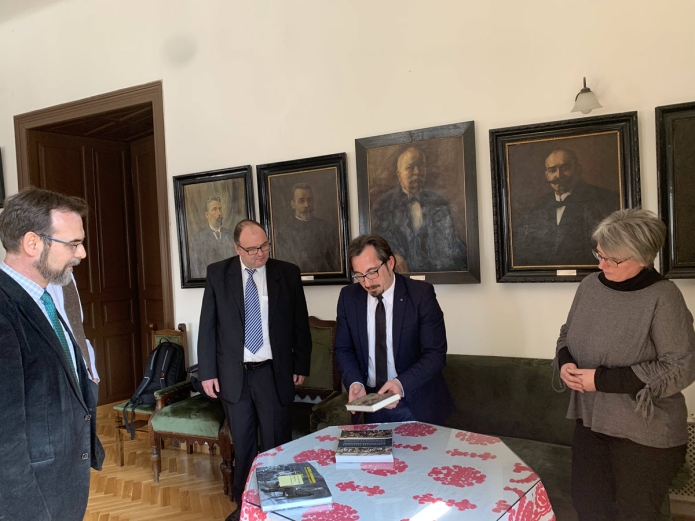 Gerhard Servatius-Depner könyveket adományoz a KPTI könyvtárának