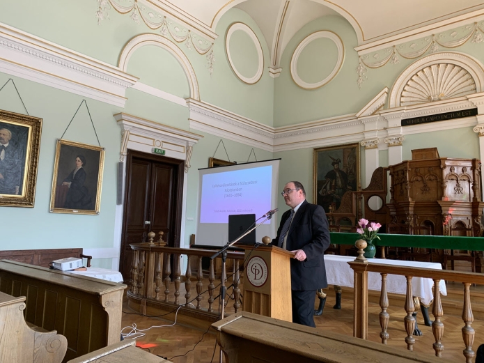 Bándi András előadást tart a szászok lelkészválasztásáról