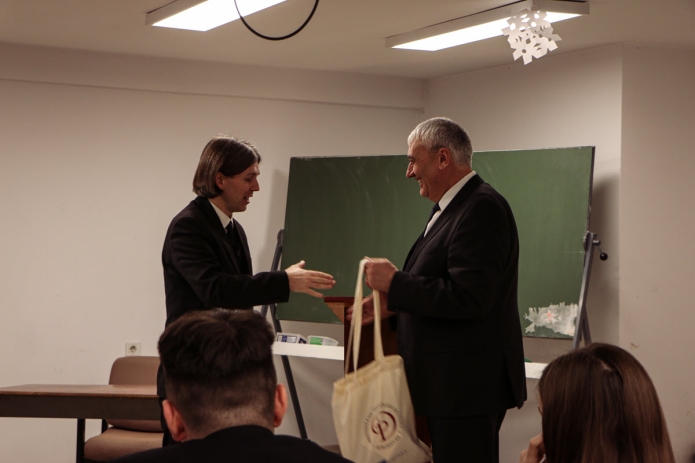 Koppándi Botond teológiai tanár megköszöni Simó Sándor lelkipásztor előadását