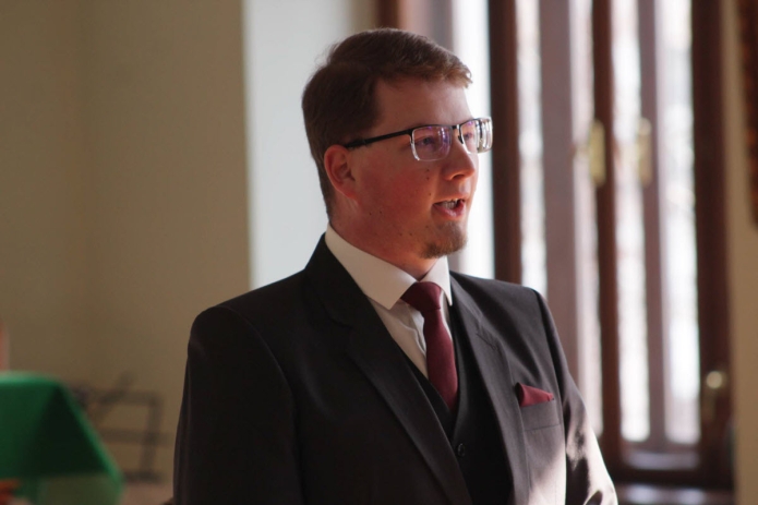 Jónás Norbert ifjúsági alelnök köszönti a csendesnap előadóját