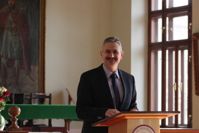 Pitó Zsolt az Emmaus bibliaórás módszerről tart előadást