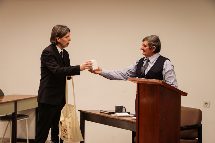 Koppándi Botond teológiai tanár megköszöni Orbán Dezső lelkipásztor előadását