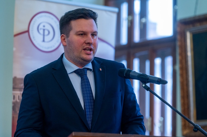 Grezsa Csaba Magyarország kolozsvári főkonzulja köszöntő beszédet mond