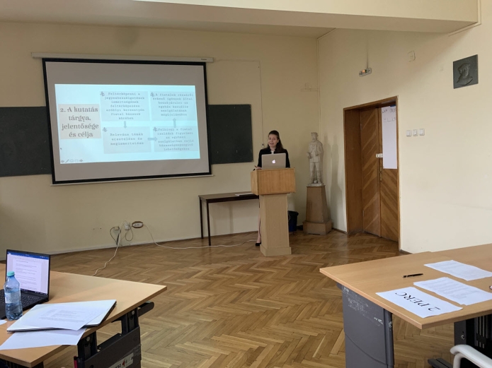 Nagy Eszter elsőéves MA hallgató előadást tart