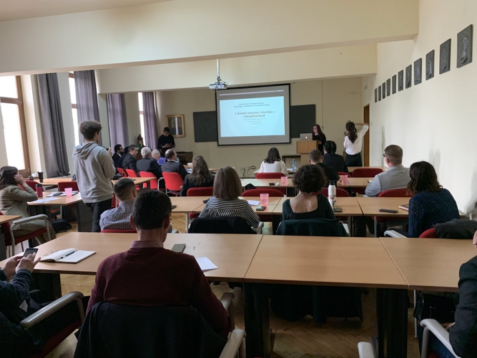 Szász Szonia a BBTE Református Tanárképző Karának elsőéves diákja előadást tart