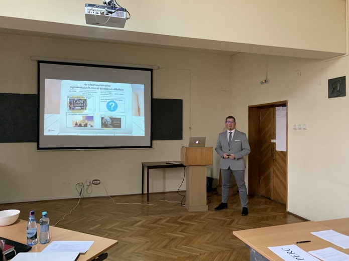 Jónás Norbert Ferenc magiszteri elsőéves hallgató előadást tart