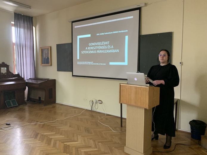 Kovács Hanna harmadéves hallgató előadást tart