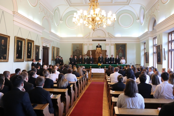 Horváth Levente liturgiai szolgálatot végez