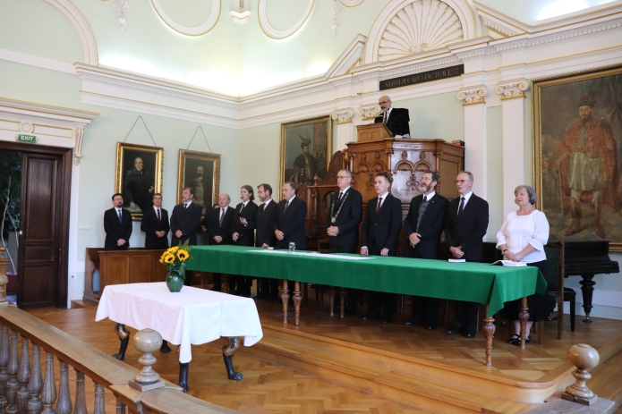 Horváth Levente liturgiai szolgálatot végez