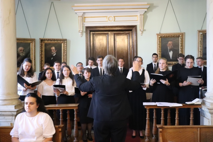 A vegyeskar a Gaudeamust énekli