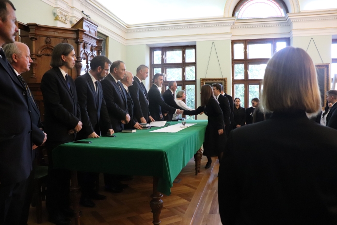 Az elsőévesek köszöntik a tanári kart