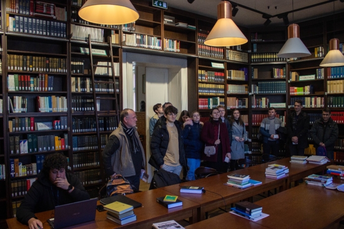 Az érdeklődő diákok meglátogatják a Könyvtárat