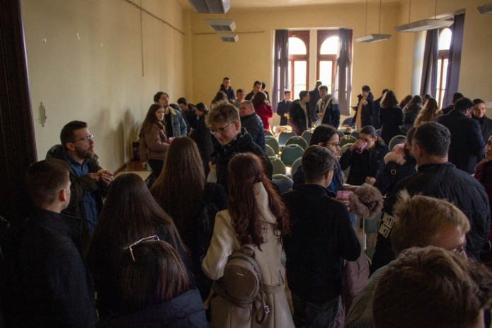 A KPTI hallgatói beszélgetnek a vendégekkel