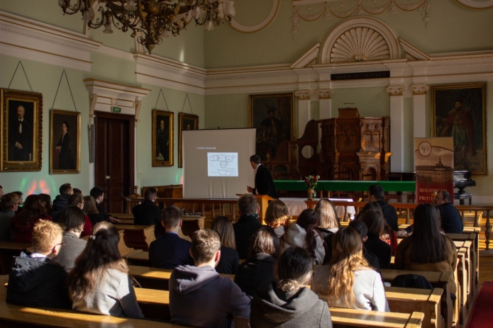 Kató Szabolcs próbaórát tart ószövetségből