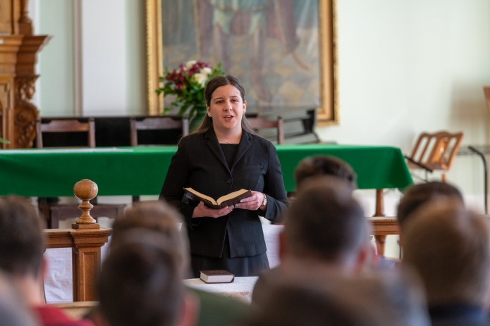 Megnyitó áhítatot tart Bíró Beatrix magiszteri elsőéves hallgató.