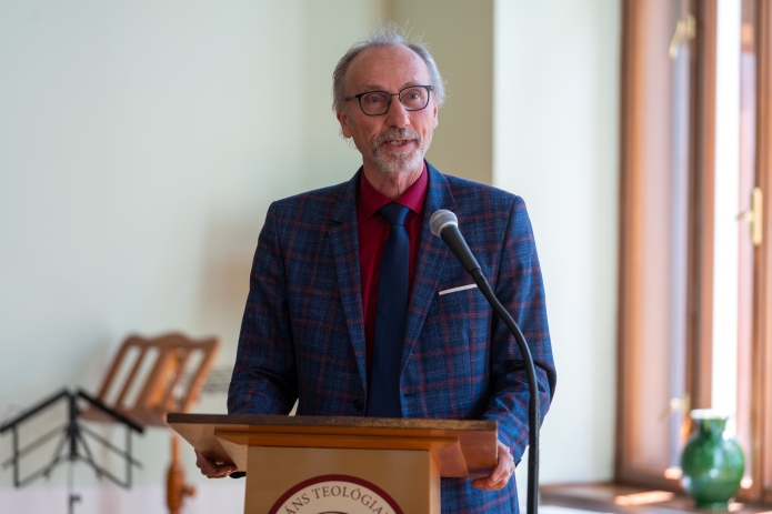Stefan Tobler előadást tart a lelkipásztori tisztség értelmezéséről