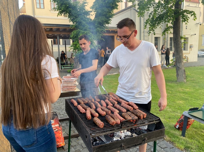 Nemcsak igével él az ember...