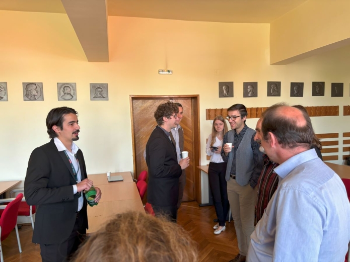 Zajlik a beszélgetés a szünetben is