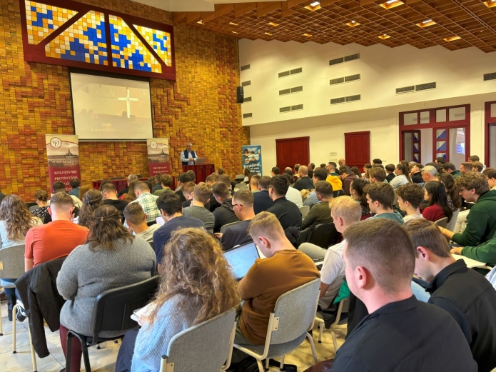 Bölcsföldi András előadást tart a lelkészi szolgálatra való készülés során tapasztalható elbizonytalanodásról