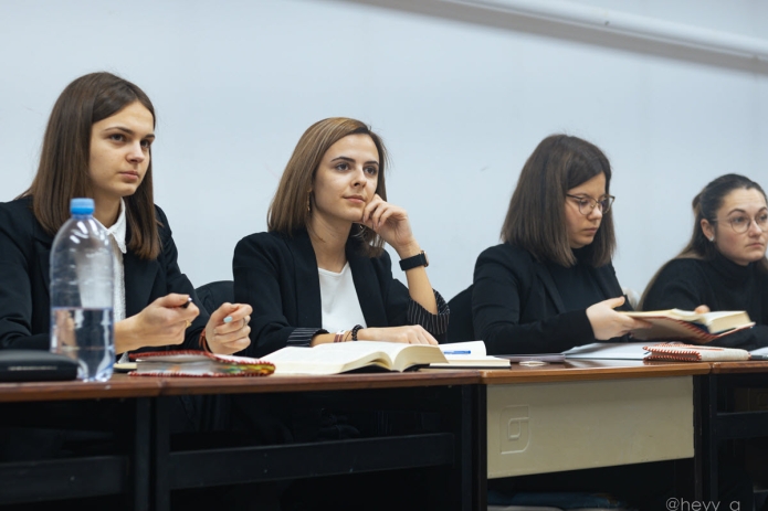 Unitárius teológusok hallgatják a lelkipásztori életútról szóló beszámolót