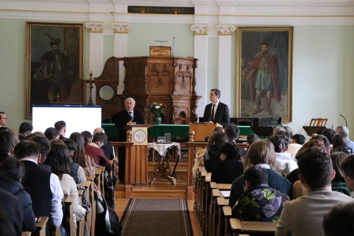 Fórumbeszélgetés Kató Béla püspökkel a lelkészi hivatásról