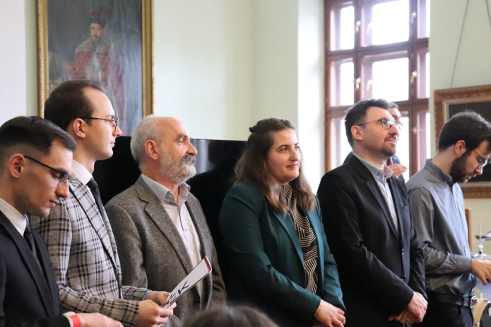 A csoportvezető diákok és tanárok