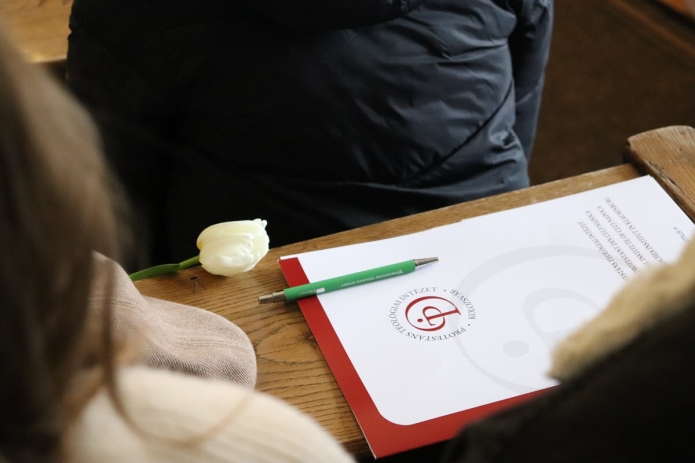 Közben Március 8. is van