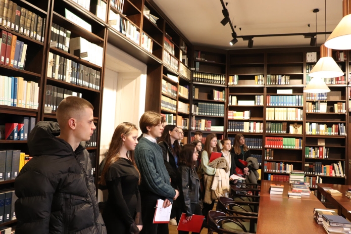 A Nyílt nap látogatói a könyvtári olvasóban